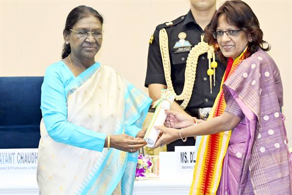 राष्ट्रपति द्रौपदी मुर्मु ने मध्यप्रदेश के 6 शिक्षकोंसम्मानित किया
